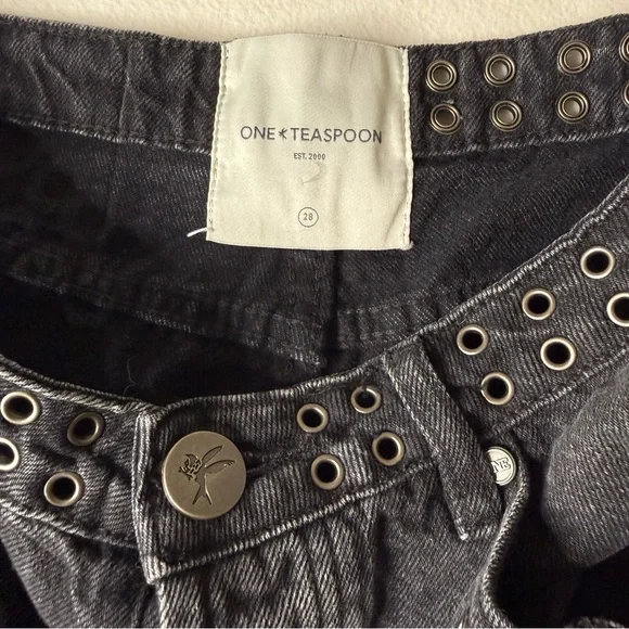 One Teaspoon High Waist Mom Shorts with Eyelet Accents 28 - Picture 7 of 10